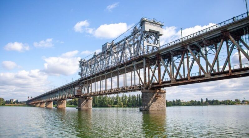 Вижив дивом: з Крюківського мосту стрибнув чоловік
